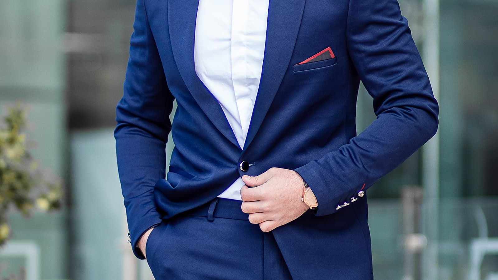 Veste de costume pliée dans une valise cabine ouverte