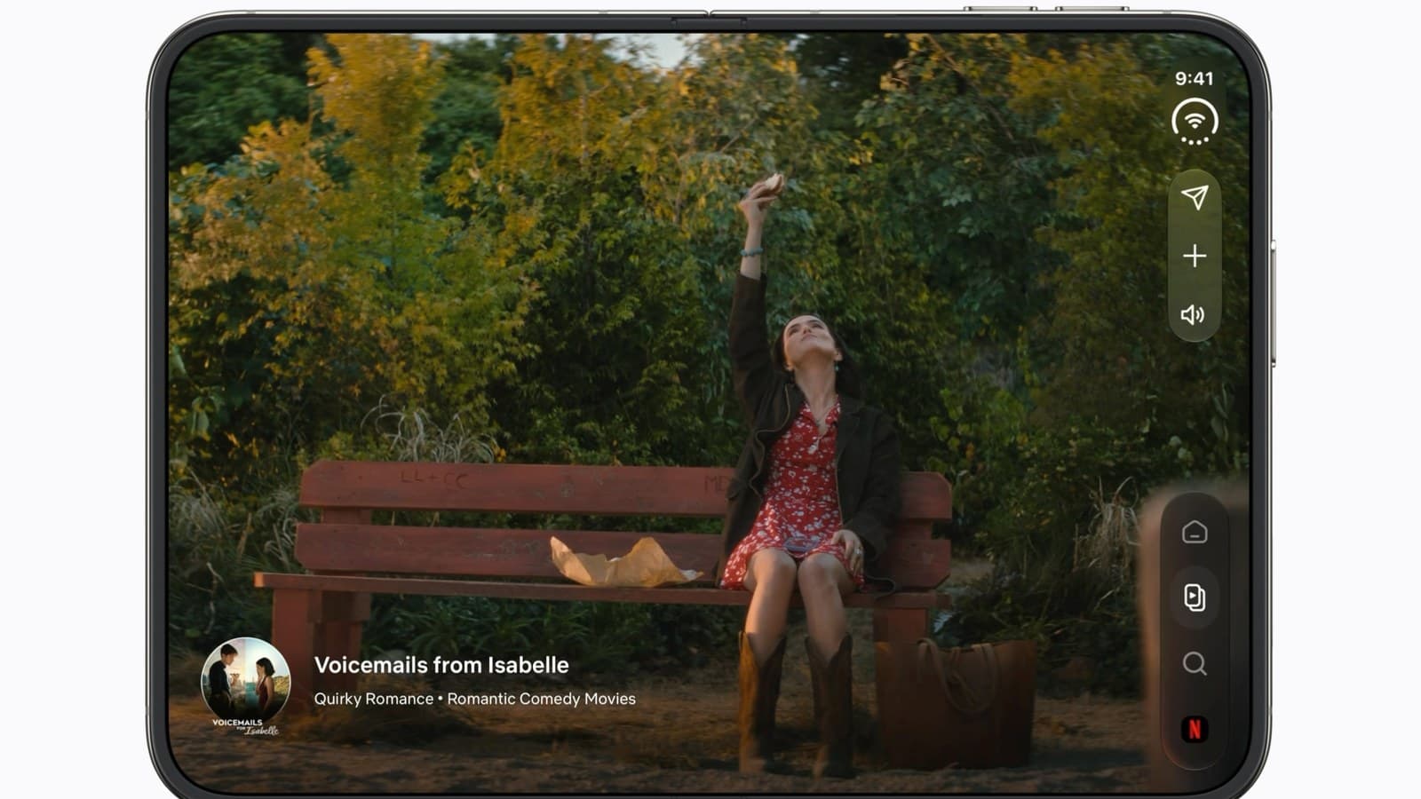 iPhone Duo déplié tenu en paysage, une vidéo affichée sur le grand écran