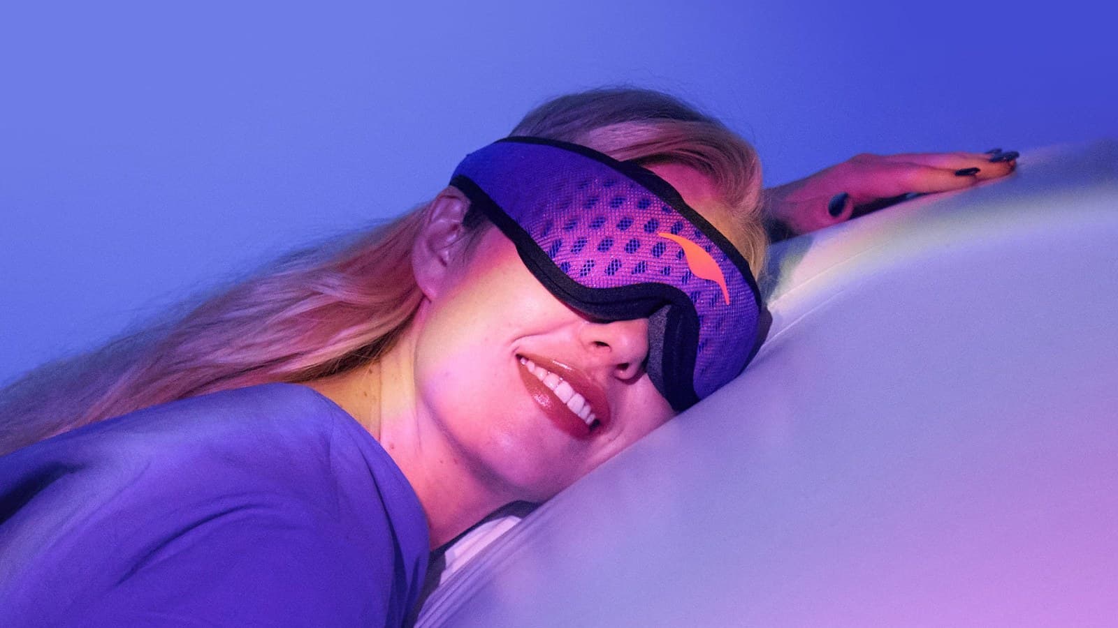 Femme endormie sur le côté avec le masque de sommeil Manta PRO