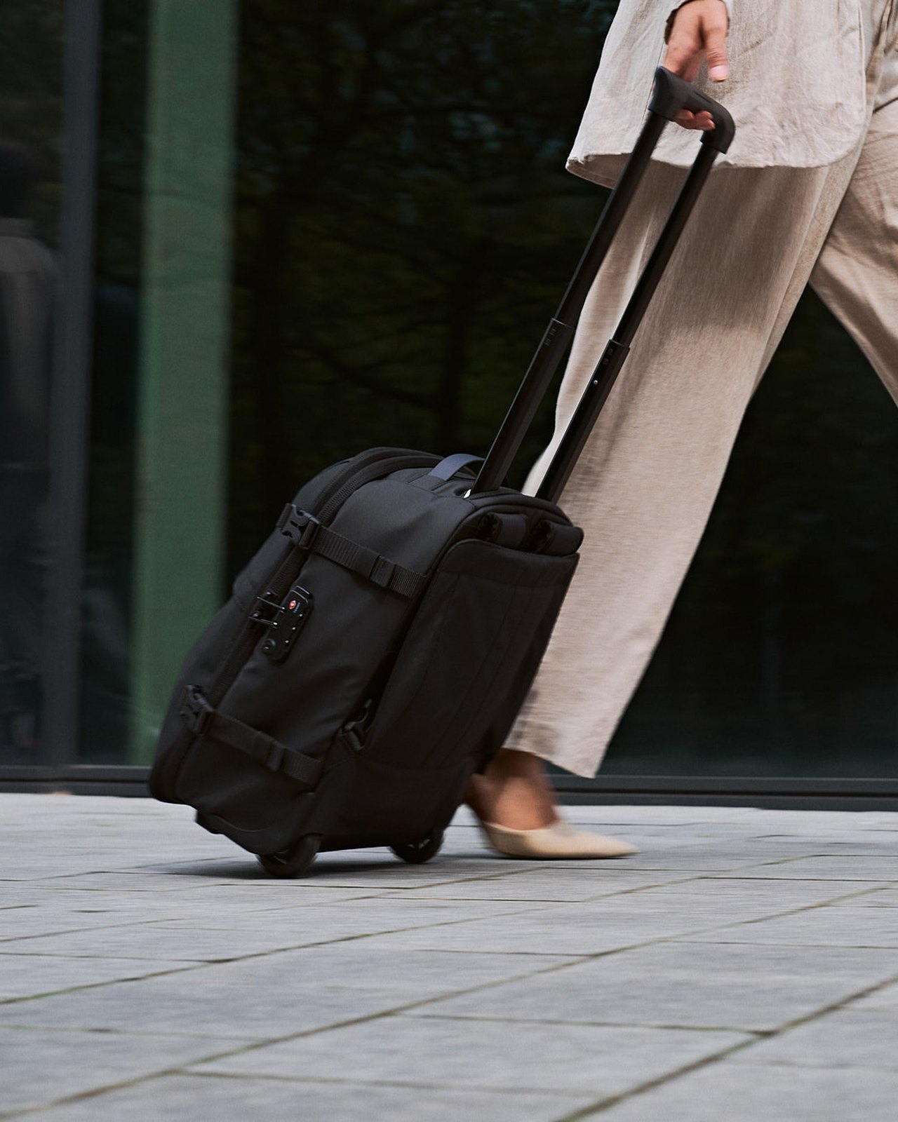 Voyageuse tirant un sac Airback FLEX noir en mode trolley