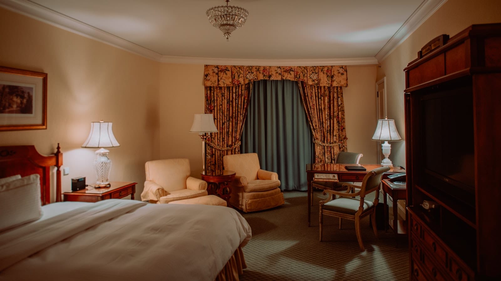 Chambre d'hôtel berlinoise avec bureau, lampe d'appoint et fenêtre donnant sur un immeuble de Mitte