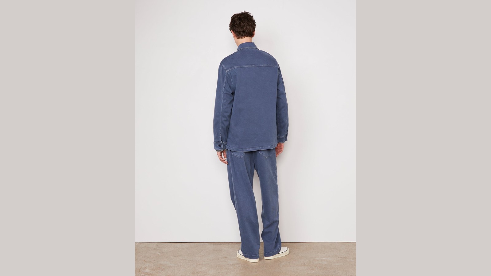 Dîner client sans cravate : la tenue qui passe partout