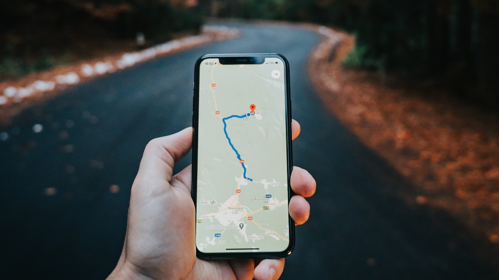 Écran de téléphone affichant la configuration d'une eSIM à l'étranger