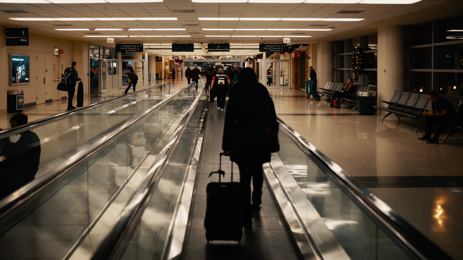 Sac à dos de voyage posé dans un hall d'aéroport