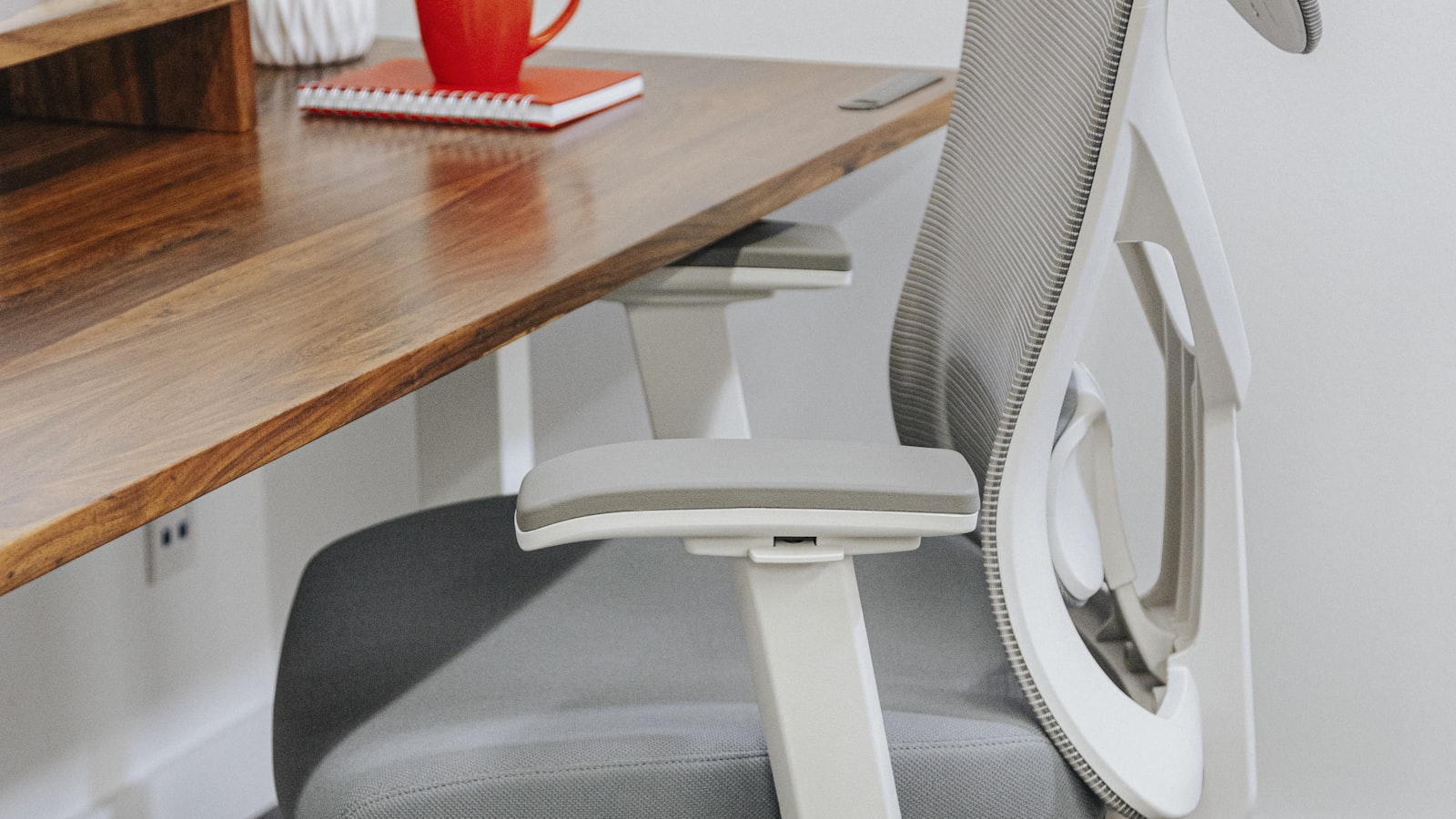 Siège de bureau ergonomique devant un poste de travail