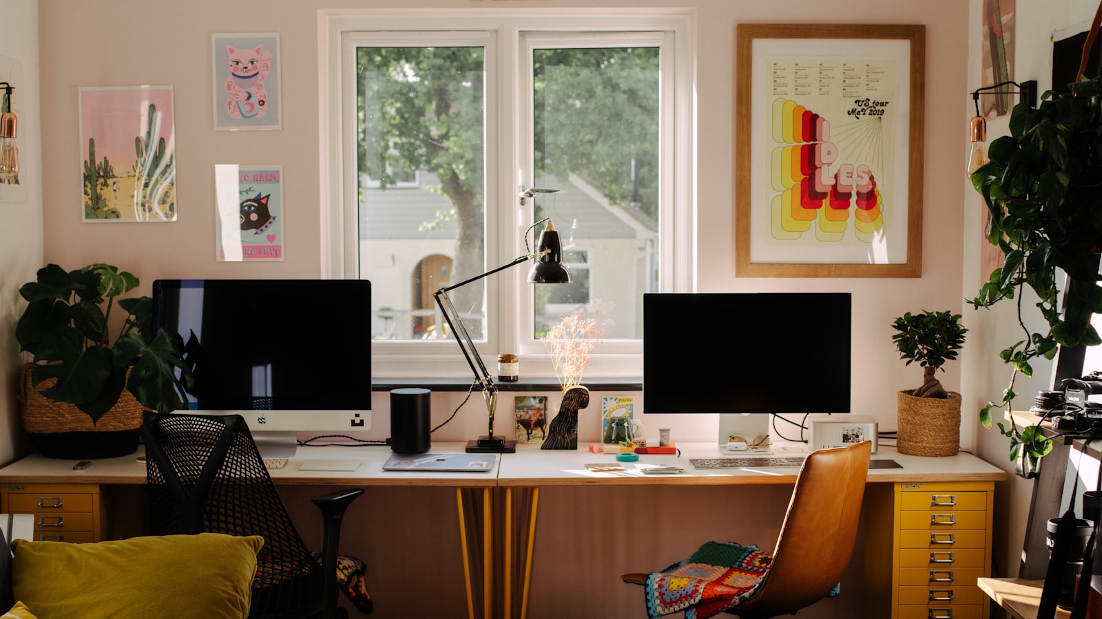 Cinq stations d'accueil Thunderbolt 4 alignees sur un bureau en bois clair, cables branches, un portable 16 pouces ouvert et deux ecrans 4K en arriere-plan